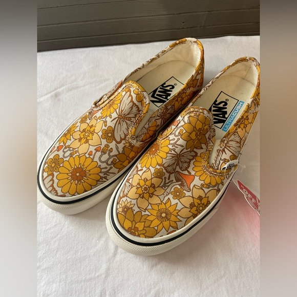 Vans Shoes Vans Ultracush Rare Mushroom Slip On Cottagecore Size 55